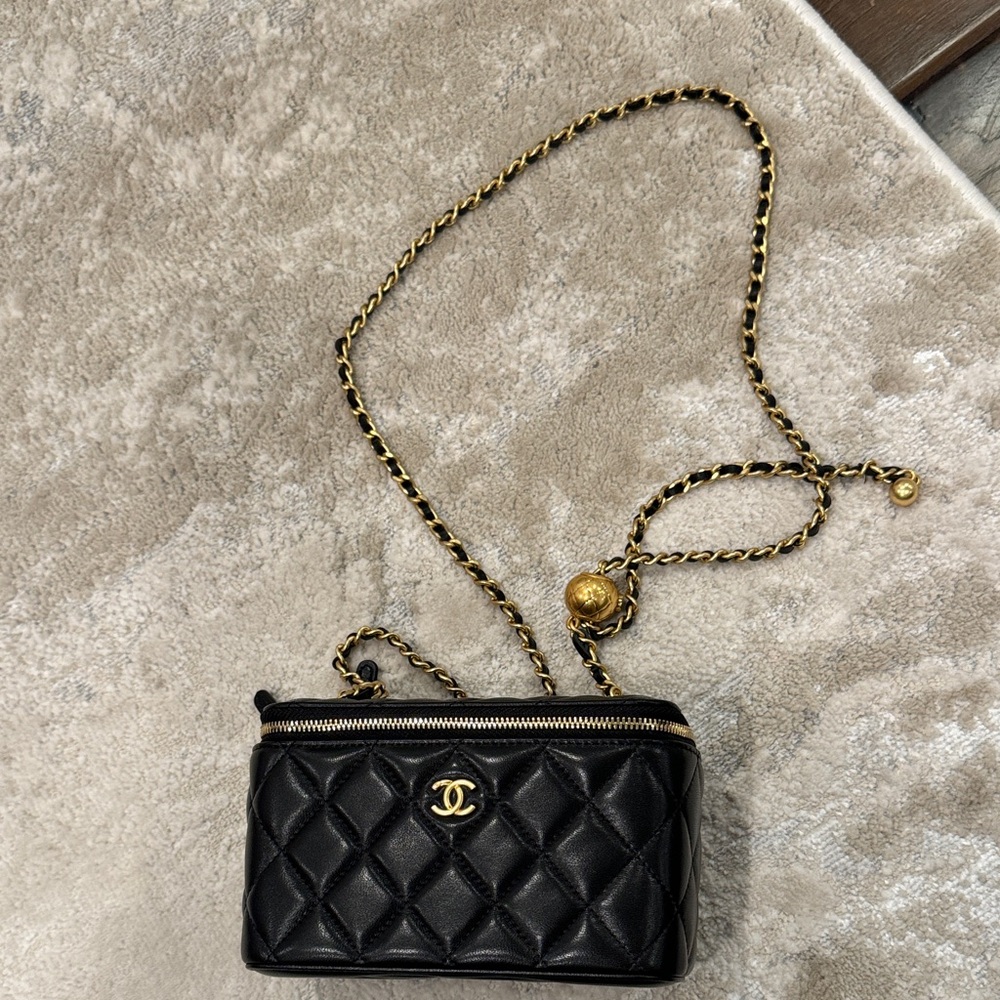 Chic Black Quilted Chain Bag